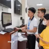 Cán bộ Trung tâm Phục vụ hành chính công phường Vĩnh Yên hướng dẫn người dân làm thủ tục đăng ký kết hôn trên cổng dịch vụ công trực tuyến. (Ảnh: Nguyễn Thảo/TTXVN)