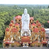 Chùa Phước Thành với tượng Phật A Di Đà cao hơn 20m và quần thể 48 vị Bồ Tát uy nghiêm thu hút nhiều du khách đến tham quan, chiêm bái. (Ảnh: Thanh Sang/TTXVN)