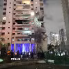 Tòa nhà bị hư hại sau cuộc tấn công tên lửa của Iran tại Petah Tikva, Israel. (Ảnh: THX/TTXVN)
