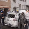 Phương tiện bị phá hủy sau cuộc không kích của Israel tại Tehran, Iran. (Ảnh: THX/TTXVN)
