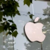 Biểu tượng Apple tại một cửa hàng ở Brussels, Bỉ. (Ảnh: THX/TTXVN)