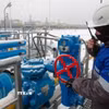 Công nhân điều chỉnh van tại trạm khí nén Slavyanskaya trên hệ thống đường ống dẫn khí đốt Nord Stream 2 của Tập đoàn Gazprom ở Ust-Luga, Nga. (Ảnh: Getty Images/TTXVN)