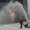 Người dân dọn tuyết trên đường phố tại New York, Mỹ. (Ảnh: THX/TTXVN)