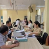 Thực hiện thủ tục đăng ký giấy phép kinh doanh tại Gia Lai. (Ảnh: Quang Thái/TTXVN)