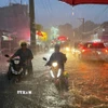 Mưa to gây ngập úng tại nhiều tuyến phố. (Ảnh: TTXVN phát)