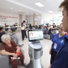 Trung tâm Phục vụ Hành chính công phường Thủ Đức, TP Hồ Chí Minh đưa robot PAN Robotics sử dụng giọng nói (tiếng Việt và tiếng Anh) vào phục vụ và hỗ trợ người dân, tối ưu hóa quy trình giải quyết thủ tục hành chính. (Ảnh: Thanh Vũ/TTXVN)