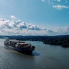 Tàu hàng di chuyển qua kênh đào Panama. (Ảnh: THX/TTXVN)