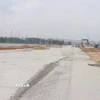 Dự án đường trục liên cảng Dung Quất 1 thuộc địa phận xã Bình Thạnh, huyện Bình Sơn sau nhiều năm thi công vẫn dở dang. (Ảnh: Phạm Cường/TTXVN)