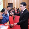 Chủ tịch nước Lương Cường tặng quà, chúc Tết các gia đình chính sách, hộ nghèo tỉnh Phú Thọ. (Ảnh: Lâm Khánh/TTXVN)