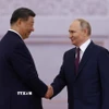Tổng thống Nga Vladimir Putin (phải) và Chủ tịch Trung Quốc Tập Cận Bình trước hội đàm tại Moskva, ngày 8/5. (Ảnh: REUTERS/TTXVN)
