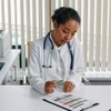 Bác sỹ kê đơn thuốc cho bệnh nhân. Ảnh minh họa. (Nguồn: Pexels)