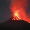 Núi lửa Lewotobi Laki-Laki ở tỉnh Đông Nusa Tenggara, Indonesia, phun trào ngày 11/11/2024. (Ảnh: THX/TTXVN)