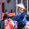 Một người lao động che chắn kỹ khi phải làm việc ngoài trời. (Ảnh: Hoàng Hiếu/TTXVN)