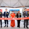 Tổng Lãnh sự Việt Nam tại Hong Kong và Macau Lê Đức Hạnh (giữa) cùng các đại biểu cắt băng khai trương đường bay. (Ảnh: Xuân Vịnh/TTXVN)