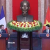 Chủ tịch nước Lương Cường và Tổng thống Pháp Emmanuel Macron tại buổi gặp gỡ báo chí. (Ảnh: Lâm Khánh/TTXVN)