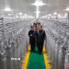 Nhà lãnh đạo Triều Tiên Kim Jong Un (phải, phía trước) thăm nhà máy sản xuất vật liệu hạt nhân mới khánh thành. (Ảnh: KCNA/TTXVN)