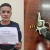 Đối tượng dùng súng cướp ôtô là Phạm Đình Trung và tang vật. (Ảnh: TTXVN phát)