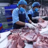 Phân loại sản phẩm thịt lợn. (Ảnh: Vũ Sinh/TTXVN)