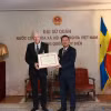 Đại sứ Trần Văn Tuấn trao Kỷ niệm chương Vì sự nghiệp Văn hóa, Thể thao và Du lịch cho đạo diễn điện ảnh Bo Öhlén. (Nguồn: Đại sứ quán Việt Nam tại Thụy Điển)