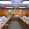 Đoàn đại biểu Quốc hội các tỉnh Bắc Ninh và Cà Mau thảo luận ở tổ. (Ảnh: Doãn Tấn/TTXVN)