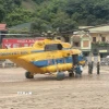 Máy bay trực thăng Mi 171 của Quân chủng Phòng không Không quân mang theo hàng cứu trợ gồm lương thực, thực phẩm, nước uống... tới vùng bão lũ. (Ảnh: TTXVN phát)
