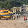 Máy bay trực thăng Mi 171 của Quân chủng Phòng không Không quân mang theo hàng cứu trợ gồm lương thực, thực phẩm, nước uống... hạ cánh xuống huyện Tương Dương. (Ảnh: TTXVN phát)