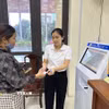 Cán bộ phường Vĩnh Phúc, tỉnh Phú Thọ hỗ trợ người dân đăng ký, lấy số khi làm thủ tục hành chính. (Ảnh: Nguyễn Thảo/TTXVN)