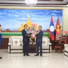 Đại sứ Nguyễn Minh Tâm chuyển lẵng hoa của Tổng Bí thư Việt Nam Tô Lâm chúc mừng 71 năm Ngày thành lập Đảng Nhân dân Cách mạng Lào. (Ảnh: Xuân Tú/TTXVN)