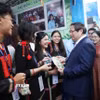 Thủ tướng Phạm Minh Chính tham quan sản phẩm khởi nghiệp của học sinh, sinh viên. (Ảnh: Dương Giang/TTXVN)