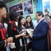 Thủ tướng Phạm Minh Chính tham quan sản phẩm khởi nghiệp của học sinh, sinh viên. (Ảnh: Dương Giang/TTXVN)