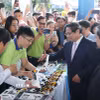 Thủ tướng Phạm Minh Chính tham quan sản phẩm khởi nghiệp của học sinh, sinh viên. (Ảnh: Dương Giang/TTXVN)