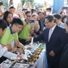 Thủ tướng Phạm Minh Chính tham quan sản phẩm khởi nghiệp của học sinh, sinh viên. (Ảnh: Dương Giang/TTXVN)
