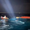 Lực lượng cứu hộ tìm kiếm nạn nhân trong vụ lật tàu đánh cá ngoài khơi đảo Jeju, Hàn Quốc. (Ảnh: THX/TTXVN)