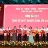 Ông Phạm Viết Thanh, Ủy viên Trung ương Đảng, Bí thư Tỉnh ủy, Chủ tịch HĐND tỉnh Bà Rịa-Vũng Tàu, và ông Nguyễn Văn Thọ, Chủ tịch UBND tỉnh, trao các quyết định cho thôi tham gia công tác và chờ giải quyết chính sách, chế độ nghỉ hưu cho các cán bộ lãnh đạo sở, ngành. (Nguồn: Báo Bà Rịa-Vũng Tàu)
