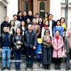 Tham tán Hà Thị Lâm Hồng (thứ ba từ phải sang hàng đầu tiên) chụp ảnh lưu niệm cùng các tri thức Việt tại Berlin và vùng phụ cận. (Ảnh: Phương Hoa/TTXVN)