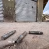 Đạn pháo rơi trên đường phố sau cuộc đụng độ giữa các nhóm vũ trang tại Zawiya, Libya. (Ảnh: THX/TTXVN)