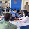 Cán bộ Trung tâm Phục vụ-Kiểm soát thủ tục hành chính tỉnh Quảng Ngãi hướng dẫn trực tiếp người dân đến làm thủ tục hành chính. (Ảnh: Hải Âu/TTXVN)