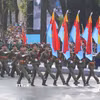 Ngày 30/4 trời nắng đẹp, thuận lợi cho người dân thưởng ngoạn Lễ diễu hành, diễu binh mừng Đại lễ 30/4. (Ảnh: Thanh Vũ/TTXVN)