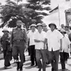Chủ tịch Cuba Fidel Castro và Thủ tướng Phạm Văn Đồng thăm thị xã Đông Hà, năm 1973. (Ảnh: Tư liệu TTXVN)