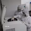 Các nhà khoa học thực hiện thí nghiệm tại Phòng sạch thuộc Viện Khoa học Vật liệu (Viện Hàn lâm Khoa học và Công nghệ Việt Nam). (Ảnh: Thu Phương/TTXVN)