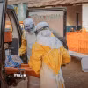 Nhân viên y tế chuyển bệnh nhân Ebola tới trung tâm điều trị ở tỉnh Ituri, CHDC Congo. (Ảnh: THX/TTXVN phát)