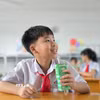 Học sinh trường Tiểu học, THCS, THPT Lê Thánh Tông hào hứng trong giờ uống sữa học đường. (Ảnh: Thanh Vân/TTXVN)