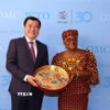 Thứ trưởng Công Thương Nguyễn Sinh Nhật Tân và Tổng Giám đốc Ngozi Okonjo-Iweala. (Ảnh: TTXVN phát)