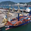 Bốc xếp hàng container nhập khẩu tại cảng quốc tế Nghi Sơn, phường Nghi Sơn, tỉnh Thanh Hóa. (Ảnh: Vũ Sinh/TTXVN)
