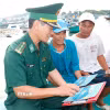 Đồn biên phòng Thanh Hải tổ chức tuyên truyền chống khai thác IUU cho ngư dân tại cảng Phú Hài, phường Phú Thủy (tỉnh Lâm Đồng). (Ảnh: Nguyễn Thanh/TTXVN)