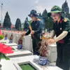 Các cán bộ hưu trí ở Hà Nội đến viếng, dâng hương tại Nghĩa trang Liệt sỹ Vị Xuyên. (Ảnh: Đức Thọ/TTXVN)