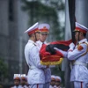 Đội tiêu binh thực hiện các nghi thức treo cờ rủ Lễ Quốc tang nguyên Chủ tịch nước Trần Đức Lương. (Ảnh: Tuấn Anh/TTXVN)