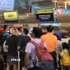 Hành khách xếp hàng tại quầy làm thủ tục ở sân bay Changi, Singapore. (Ảnh: THX/TTXVN)