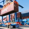 Xe đầu kéo tiếp nhận container hàng hóa tại cảng Phước An. (Ảnh: Công Phong/TTXVN)