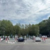 Một bãi đỗ kết hợp các điểm sạc nhanh dành riêng cho xe ôtô điện tại thị trấn Chippenham (Anh). (Ảnh: Hữu Tiến/TTXVN)